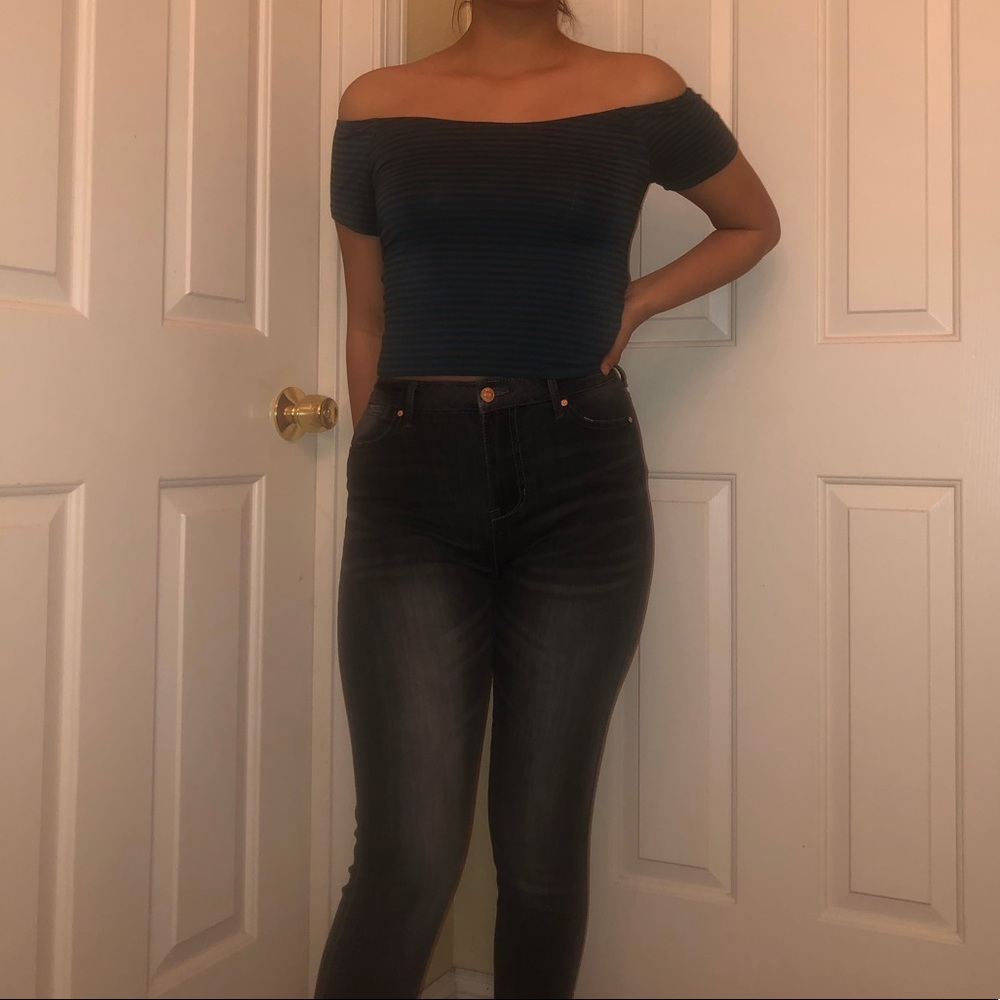 Off the shoulder top ♻️3 FOR $15♻️